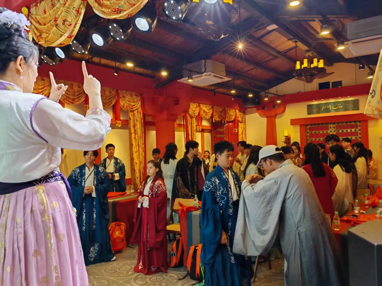 亲情中华·中国寻根之旅 | 感悟沪商精神，传承礼仪之风 海外华裔青少年走进静安